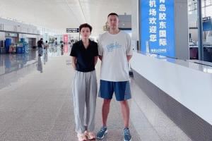 😛好的信号？杨瀚森的父母已经启程前往美国 现场支持儿子