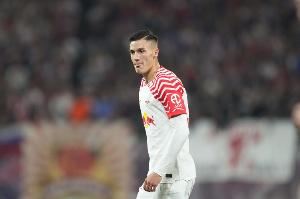 记者：塞斯科单独训练，以避免任何可能危及转会的伤病风险