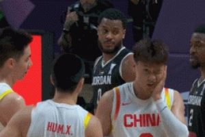 看着都疼！赵睿防守时被对手肘击面部 随后被换下场休息