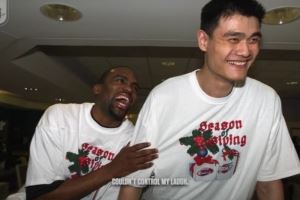 老猫莫布里：姚明太幽默了 每次和他坐一起我都忍不住笑喷