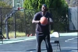 缺席训练亮相直播间!老詹打趣：别让我认真打球 我还在伤病名单里