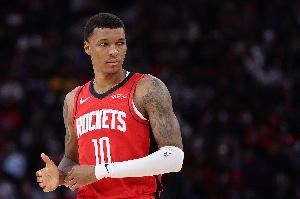 小贾巴里：我今夏着重提升运球能力 我们本场控制失误做得不错