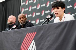 主持人：杨瀚森被选时我不认识 主帅调侃：世界上其他人也不认识