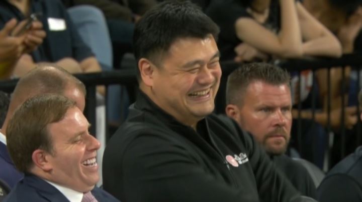 哈哈哈😄姚明现场观战NBA中国赛 笑出经典表情包~