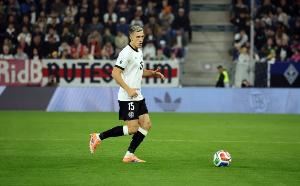 施洛特贝克：塔很出色在场上非常善于沟通 我们互补得很好