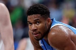 新纪录！字母哥前3场得分100+篮板40+助攻15+ 历史第一人