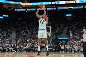 五成命中率！瓦塞尔半场8中4&三分4中2拿到11分2篮板3助攻图片