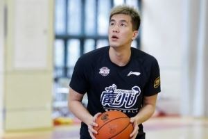 郭艾伦回归!广州龙狮训练场出现熟悉帅气身影