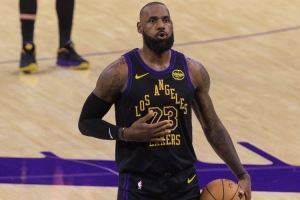 詹姆斯首秀打＞21分钟且出手数≤7&生涯首次 使用率13.3%生涯最低