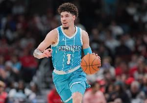 美记报道自己对球队不满愿意离队！三球更推回应：🤡